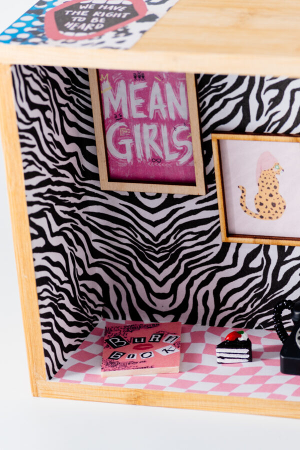 Mean Girls miniature corner 1/12 - Image 3